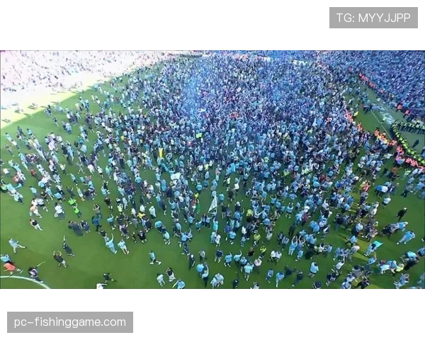 场边花絮:小球迷冲入场内与哈兰德击掌后被带离 场边花絮:小球迷冲入场内与哈兰德击掌后被带离