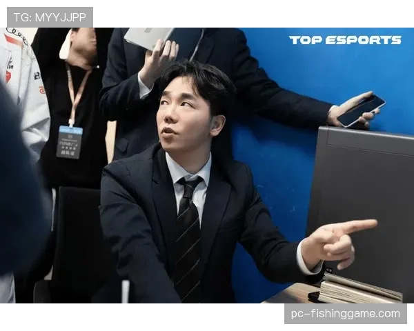 特写:镜头捕捉到教练席通过平板电脑实时接收战术数据 特写:镜头捕捉到教练席通过平板电脑实时接收战术数据